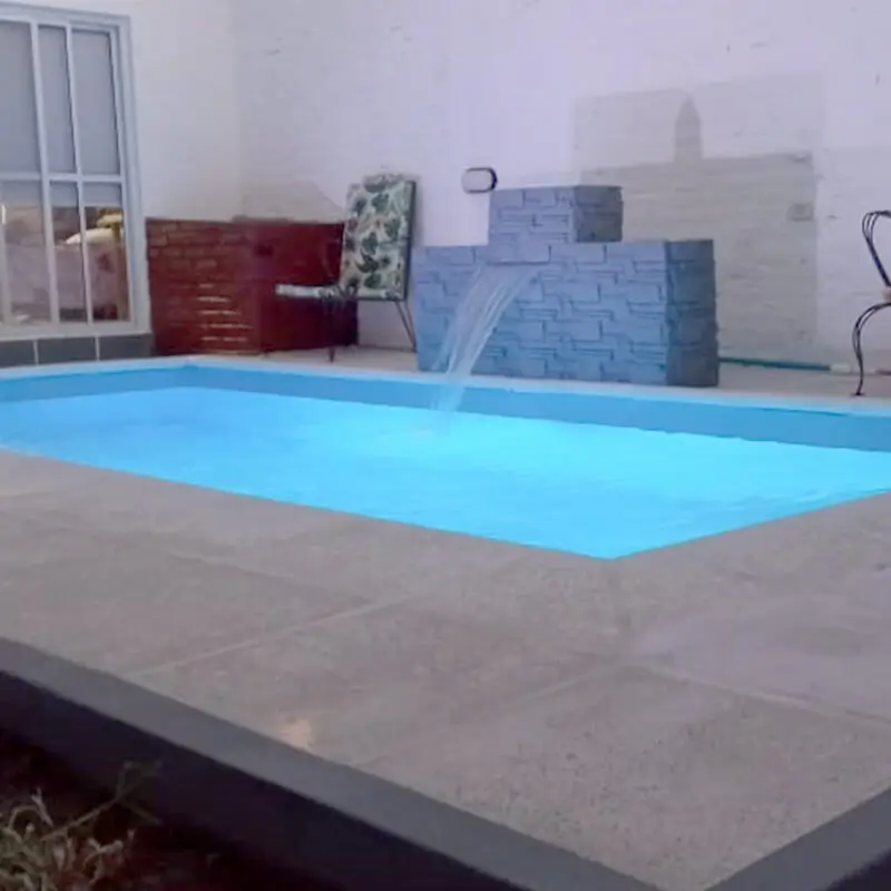 Piscina de fibra de vidrio terminada e instalada por Los Aromos