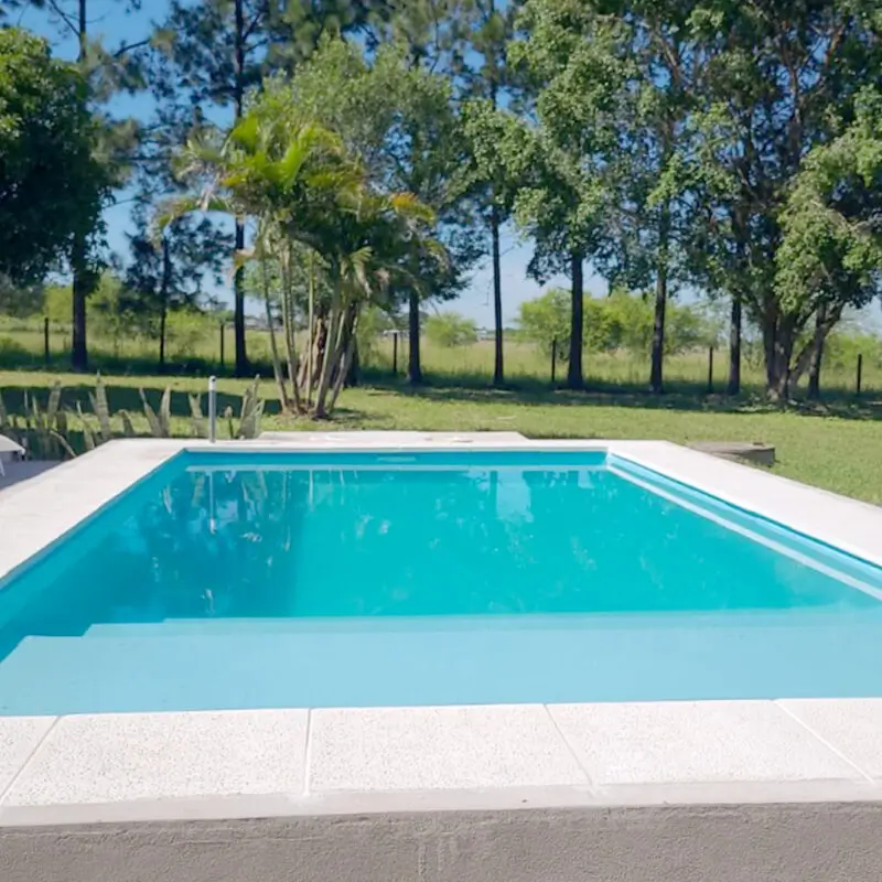 Pileta de fibra de vidrio con deck instalada por Los Aromos en el norte santafesino