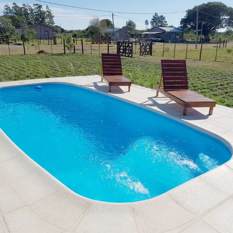 Piscina de fibra de vidrio instalada en jardín familiar por Los Aromos