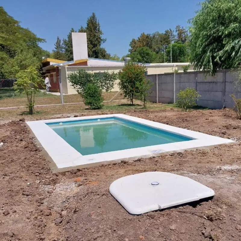 Pileta de fibra de vidrio Moldear instalada por Los Aromos