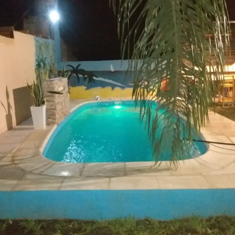 Piscina de fibra de vidrio recién instalada por el equipo de Los Aromos