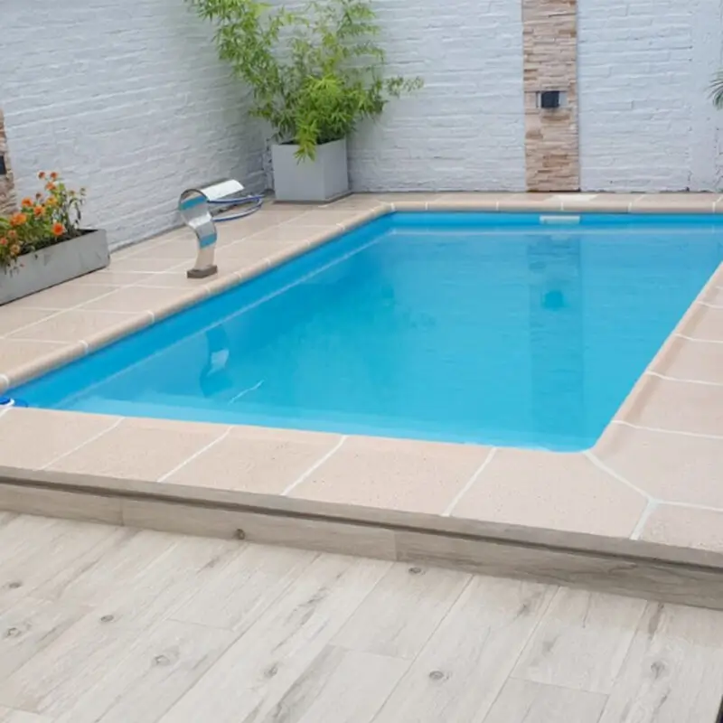Piscina de fibra de vidrio instalada en vivienda familiar por Los Aromos