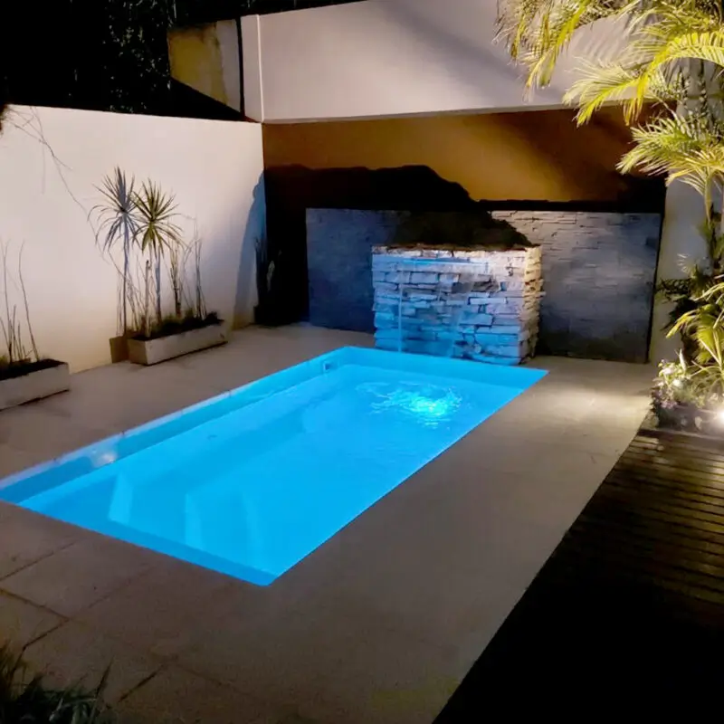 Piscina de fibra de vidrio con solárium instalada por Los Aromos
